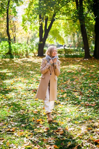 Junge Blonde Frau Beigen Mantel Spaziert Durch Einen Wunderschönen Herbstpark — Stockfoto