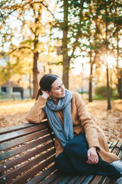 Güneşli Bir Sonbahar Parkında Bankta Oturan Bej Ceketli Güzel Düşünceli — Stok fotoğraf