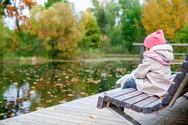 Rear View Little Girl Warm Clothes Sitting Bench Autumn Park — Stock Photo, Image