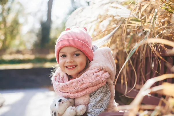 Porträt Eines Lächelnden Entzückenden Kleinen Mädchens Herbstpark — Stockfoto