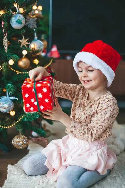 Cute Little Girl Red Santa Claus Hat Holding Gift Box — Stock Photo, Image