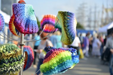 çok renkli şapka satışı