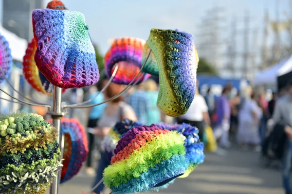 çok renkli şapka satışı