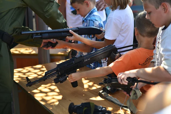 Дети с оружием в руках Лицензионные Стоковые Фото