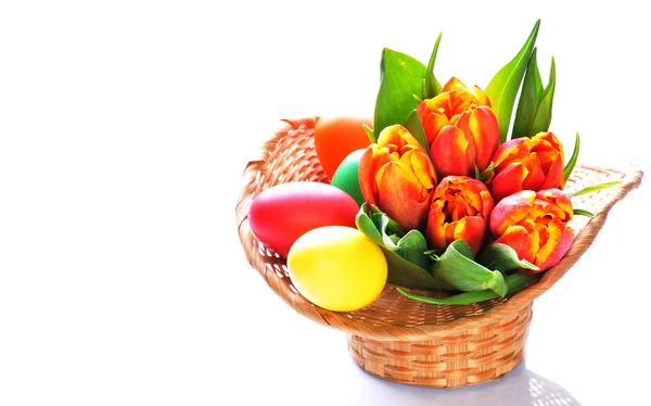 Obraz ozdobny pisanki i tulipany w koszyku — Zdjęcie stockowe