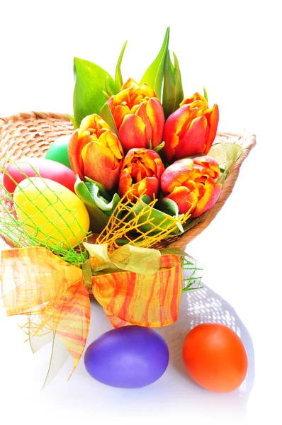 Obraz ozdobny pisanki i tulipany w koszyku — Zdjęcie stockowe