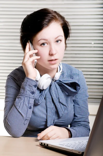 Dizüstü bilgisayar ile konuşan kadının — Stok fotoğraf