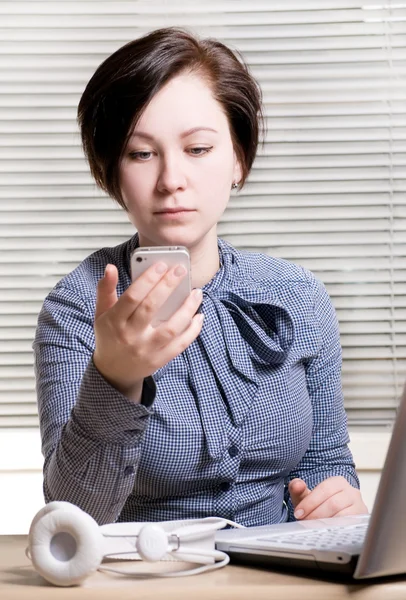 The speaking woman with laptop — Stock Photo, Image