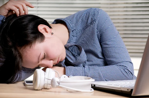 Woman sleeps on the workplace — Stock Photo, Image