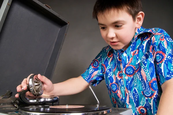 Jongen met platenspeler — Stockfoto