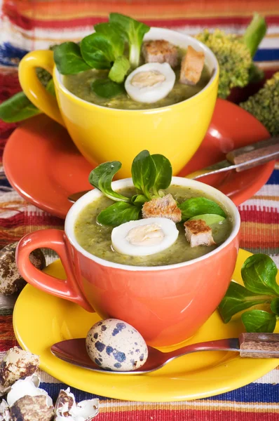 Broccoli soup with quail egg — Stock Photo, Image