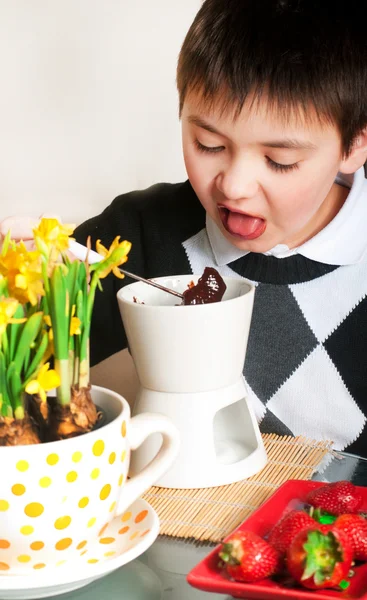 Ragazzo e fonduta di cioccolato alla fragola — Foto Stock