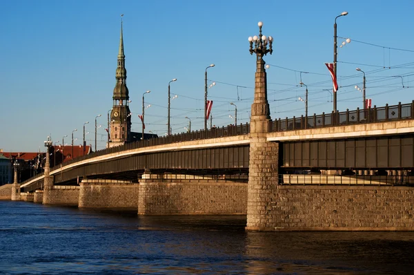 Kamienny most z łotewskiej flagi i Piotra katedrą. Riga, Łotwa — Zdjęcie stockowe