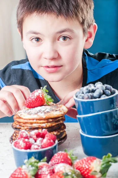 男の子を食べる — ストック写真