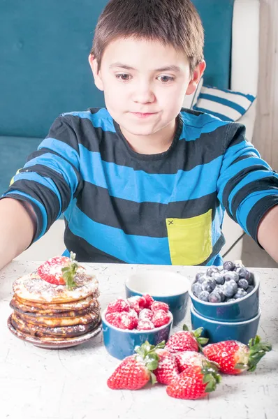 Jedzenie chłopiec — Zdjęcie stockowe