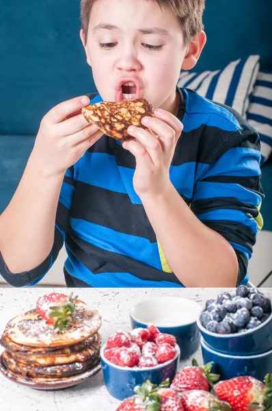 Eating boy — Stock Photo, Image