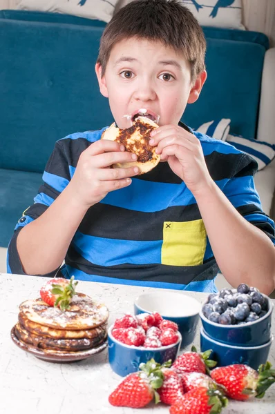 Eating boy — Stock Photo, Image