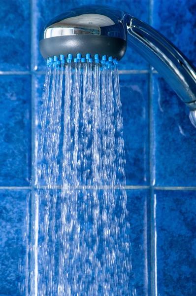 Dusche mit Wasserstrahl in einer Duscheinheit — Stockfoto