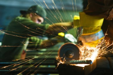 kıvılcımlar yaparken işçi çelik kaynak sırasında