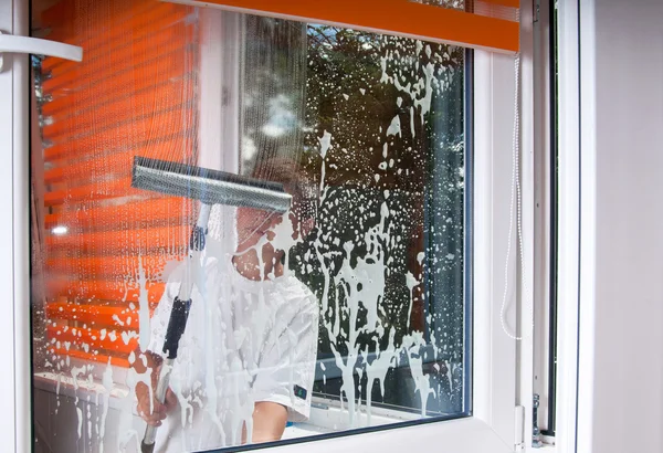 genç erkek pencere temizleyici