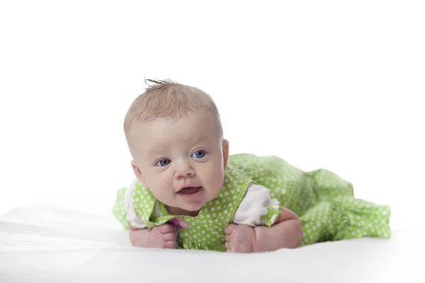 Baby flicka i grön klänning — Stockfoto