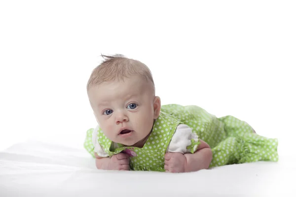 Menina bebê em vestido verde — Fotografia de Stock