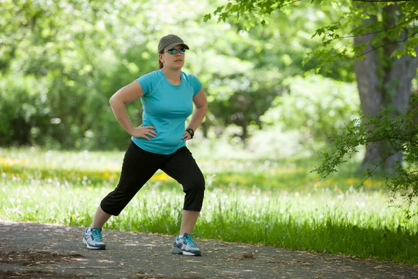 Ung kvinna stretching — Stockfoto