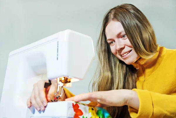 Mujer trabajando en la máquina de coser —  Fotos de Stock