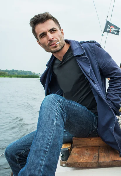 Man thinking and watching the sea — Stock Photo, Image