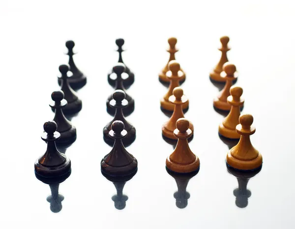 白と黒のチェス駒 — ストック写真