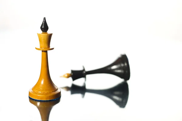 Two wooden chess pieces alone on a chess board — Stock Photo, Image