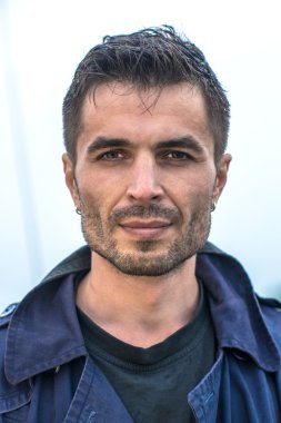 Zeki ve ciddi bir gencin portresi.