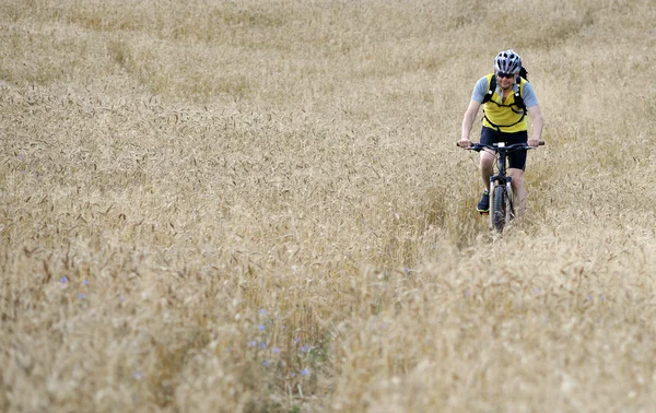 Extreme mountain bike atleta sportivo uomo equitazione all'aperto lifestyle trail — Foto Stock