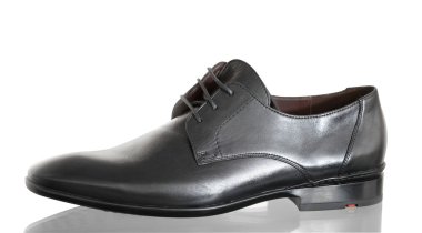 Adamın beyaz zemin üzerine siyah ayakkabı