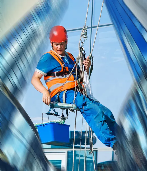 A man cleaning windows on a high rise building — Stock Photo, Image