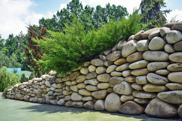 Pared de piedra. Diseño del paisaje — Foto de Stock