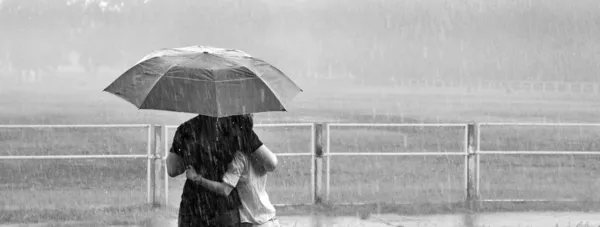 Férfi és nő az esőben — Stock Fotó