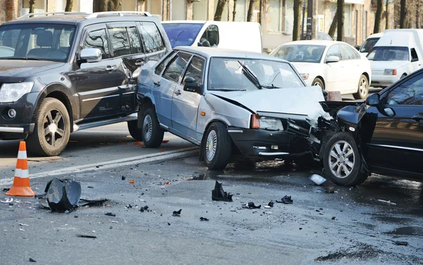 Автокатастрофа с участием двух машин на городской улице — стоковое фото