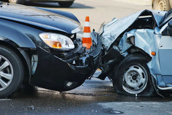 Wypadek samochodowy z udziałem dwóch samochodów na ulicy miejskiej — Zdjęcie stockowe