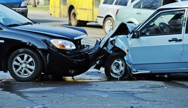Autonehoda zahrnující dvě auta na městské ulici Stock Fotografie