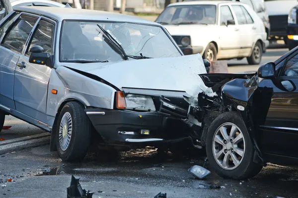Autonehoda zahrnující dvě auta na městské ulici Royalty Free Stock Fotografie