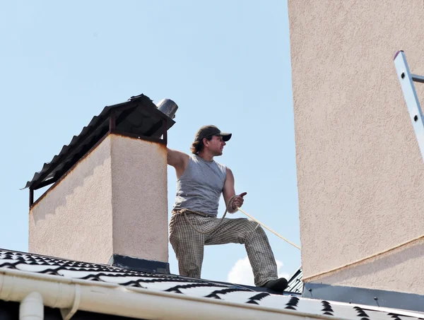 Trabajadores de la construcción reparando el techo —  Fotos de Stock