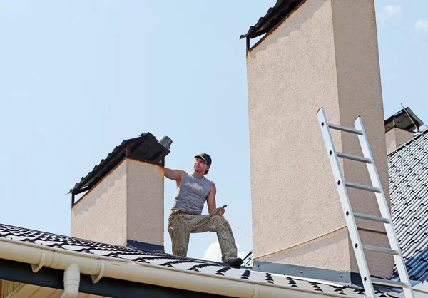 Construction workers repairing roof — Stock Photo, Image