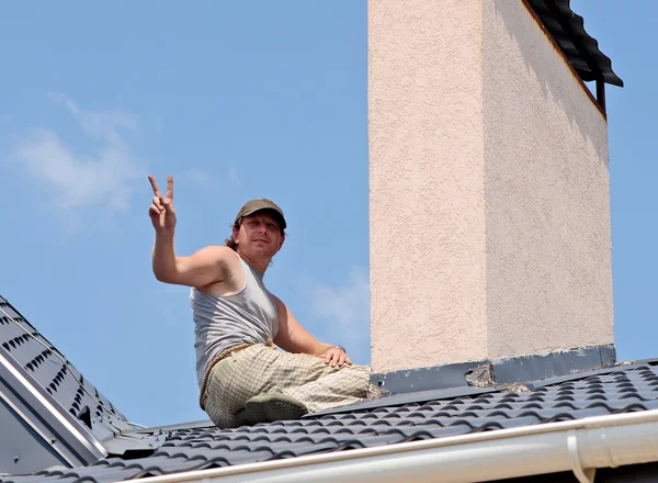 Trabajadores de la construcción reparando el techo —  Fotos de Stock