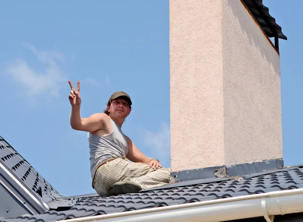 Construction workers repairing roof — Stock Photo, Image