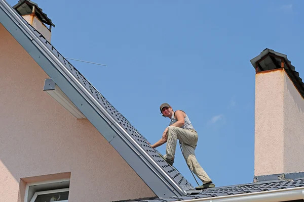 Construction workers repairing roof — Stock Photo, Image