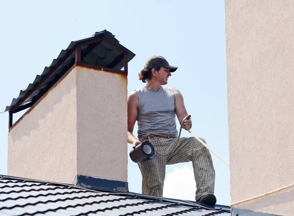 Byggnadsarbetare reparera taket — Stockfoto