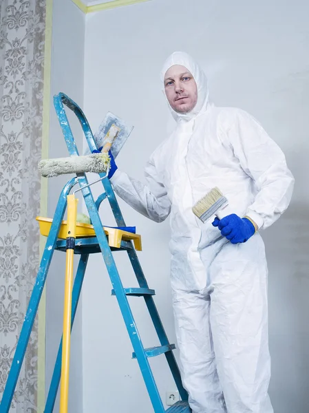 Målare mannen i vit uniform — Stockfoto