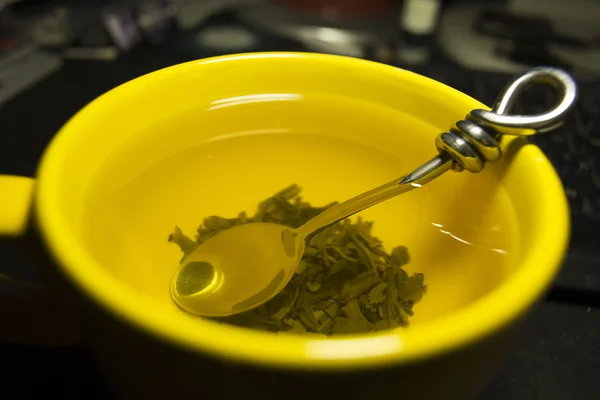 Té verde en taza amarilla —  Fotos de Stock