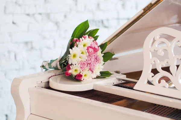 Wedding flowers on piano — Stock Photo, Image